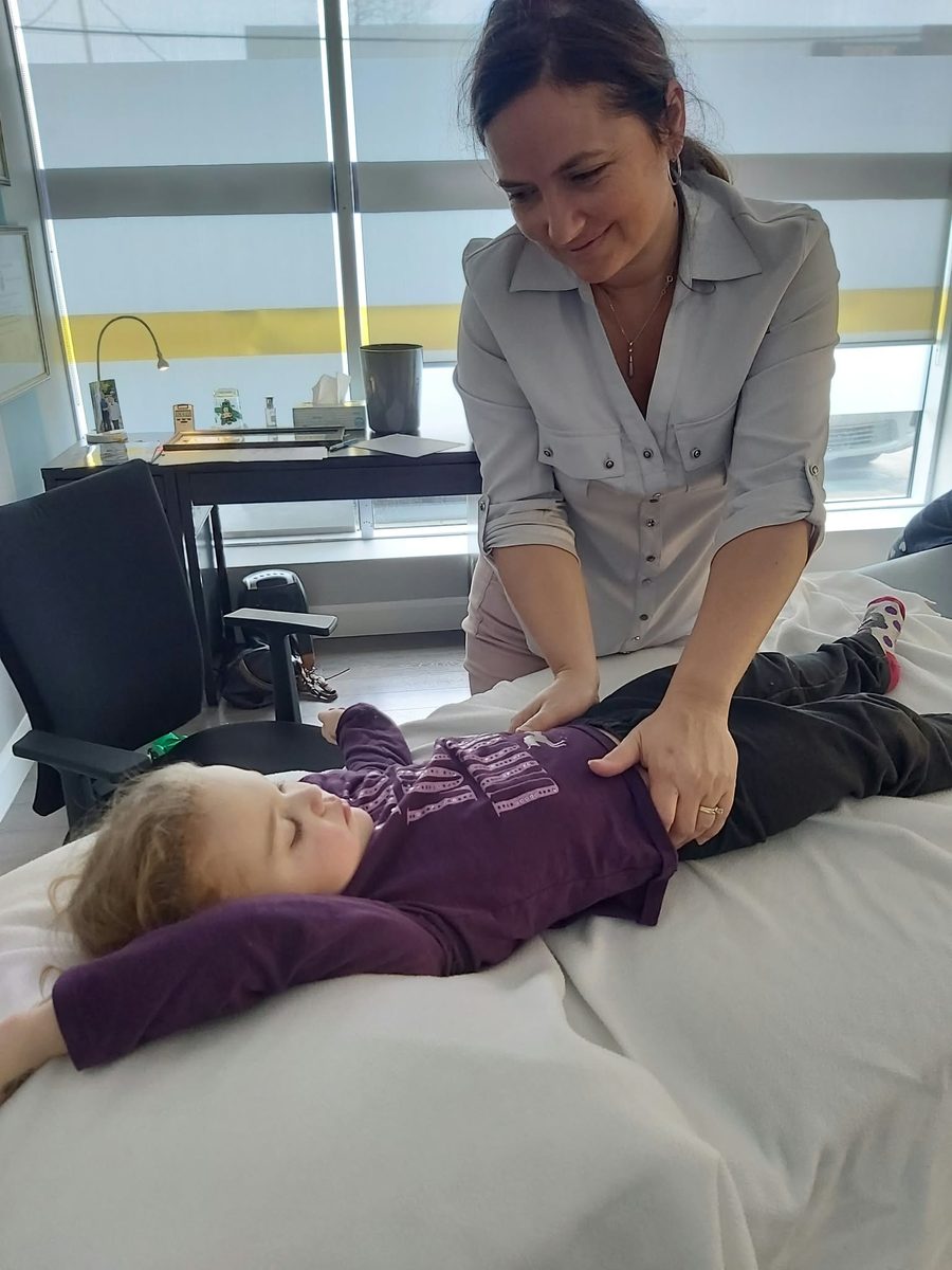 Annie Jacques en traitement auprès d’une enfant