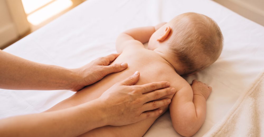 Soin manuel doux pour un bébé